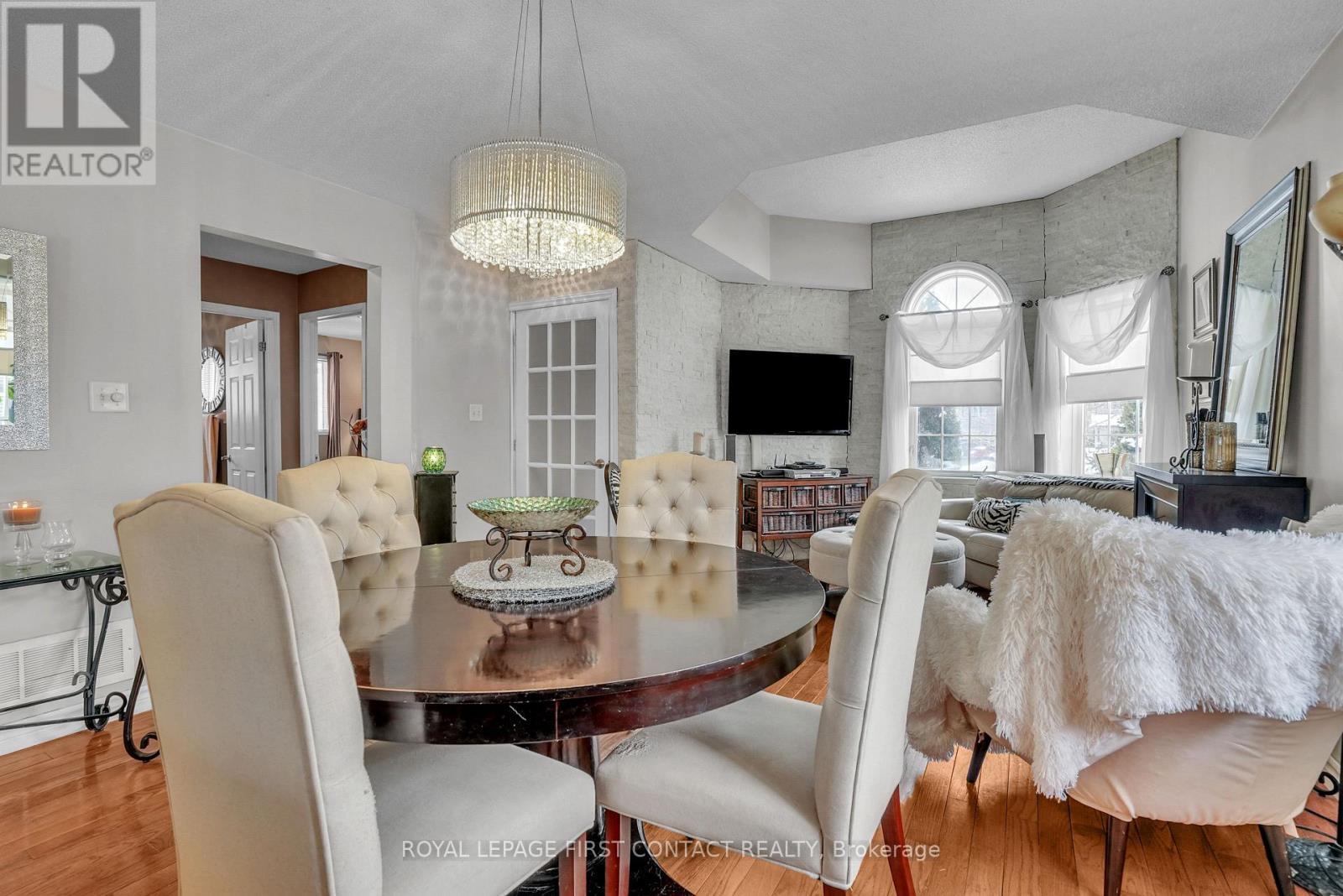28 Hewitt Place, Barrie, ON - Indoor Photo Showing Dining Room