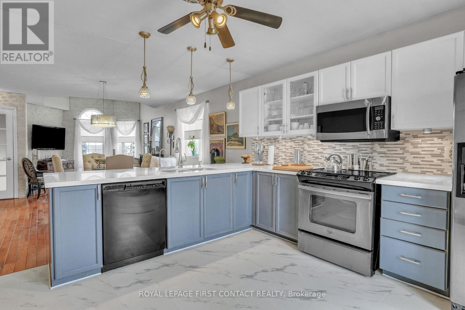28 Hewitt Place, Barrie, ON - Indoor Photo Showing Kitchen With Upgraded Kitchen