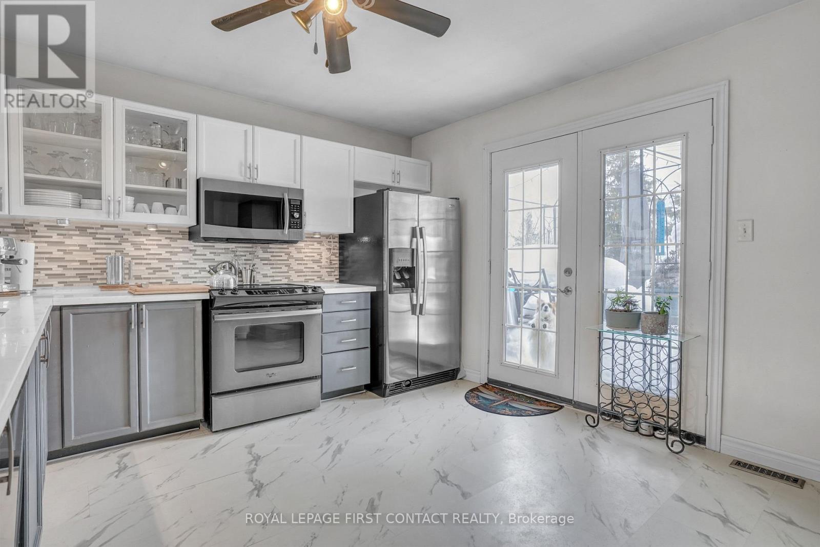 28 Hewitt Place, Barrie, ON - Indoor Photo Showing Kitchen With Upgraded Kitchen