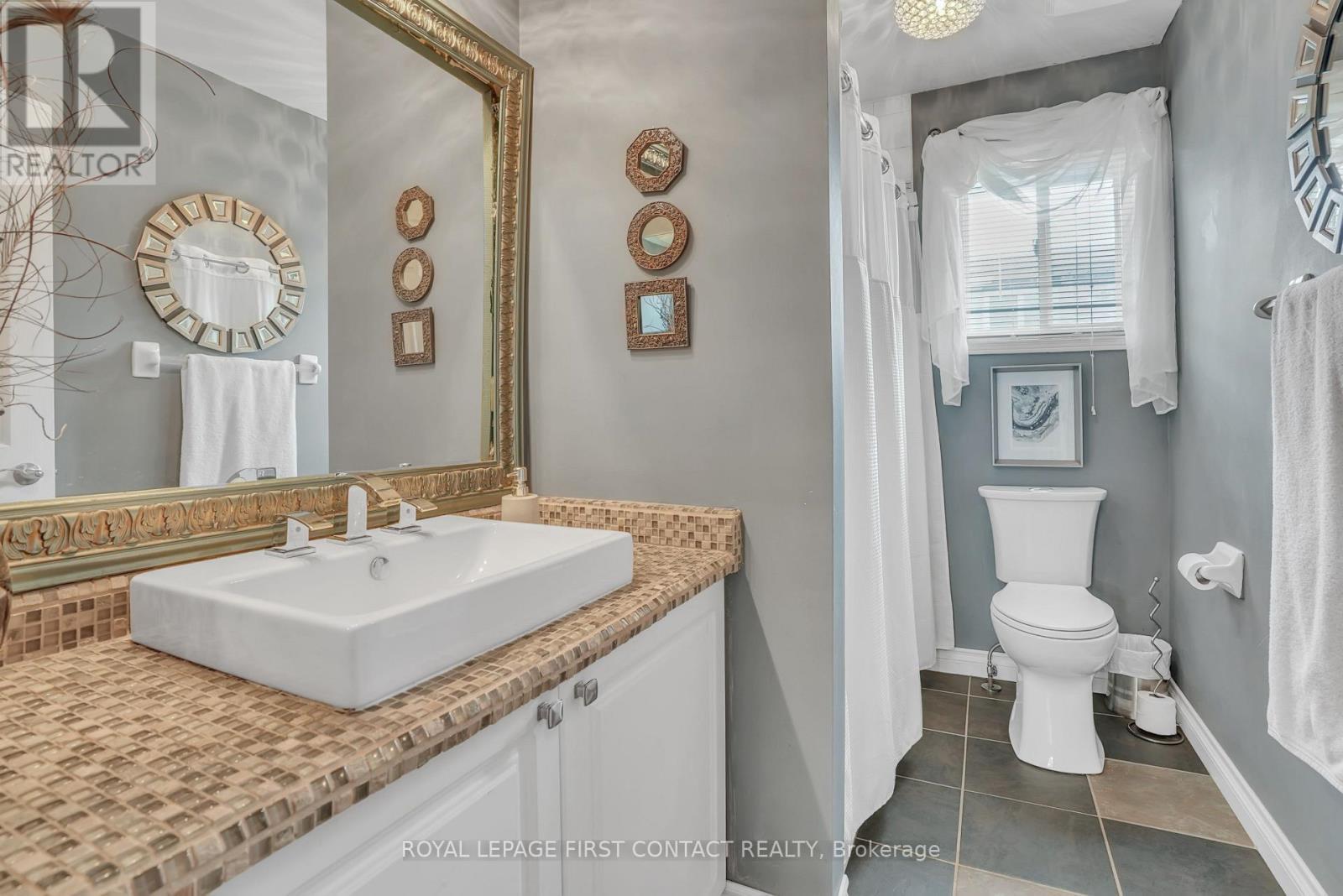 4 piece bath on main - 28 Hewitt Place, Barrie, ON - Indoor Photo Showing Bathroom