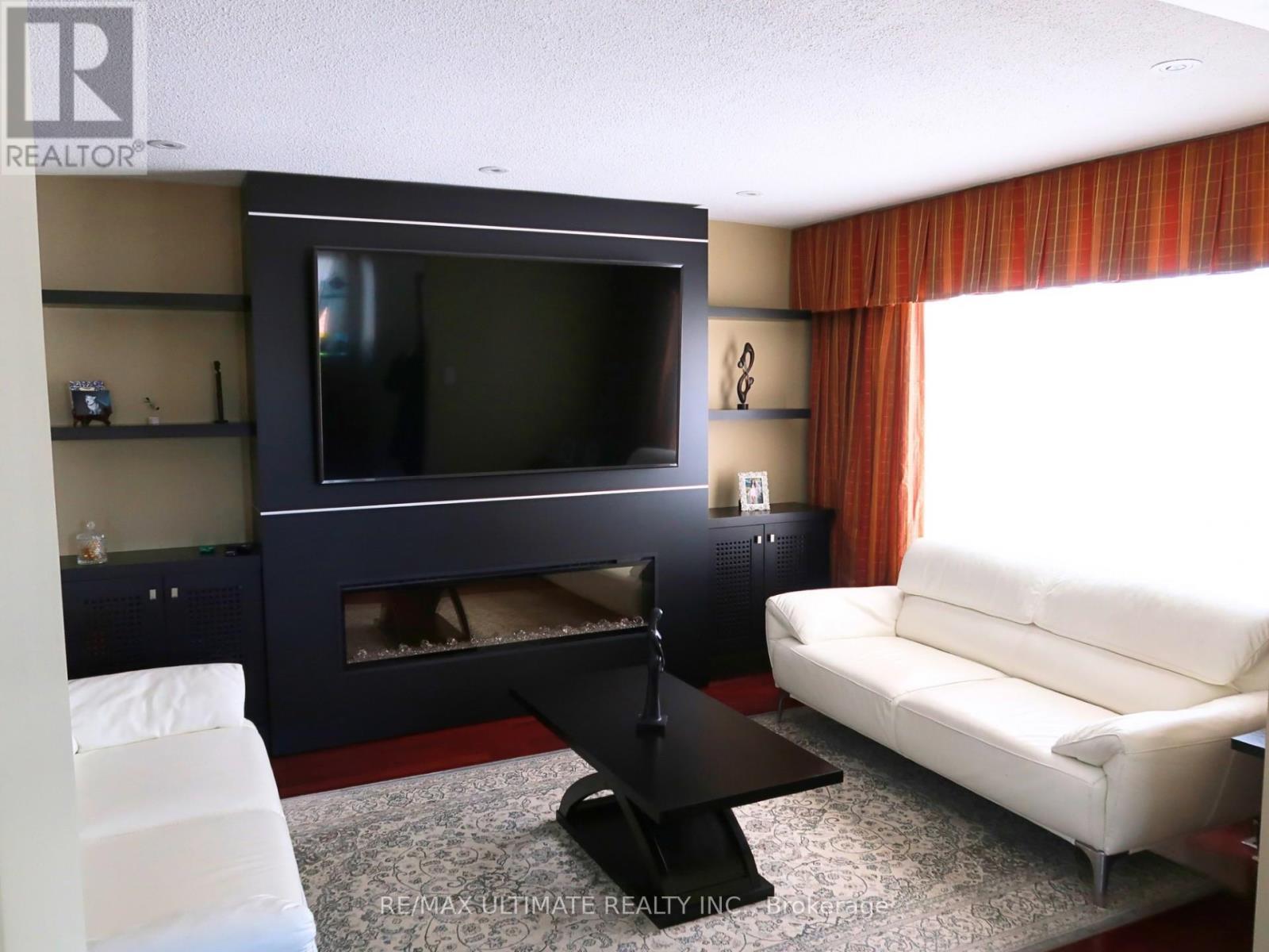 2201 Stir Crescent, Mississauga, ON - Indoor Photo Showing Living Room With Fireplace