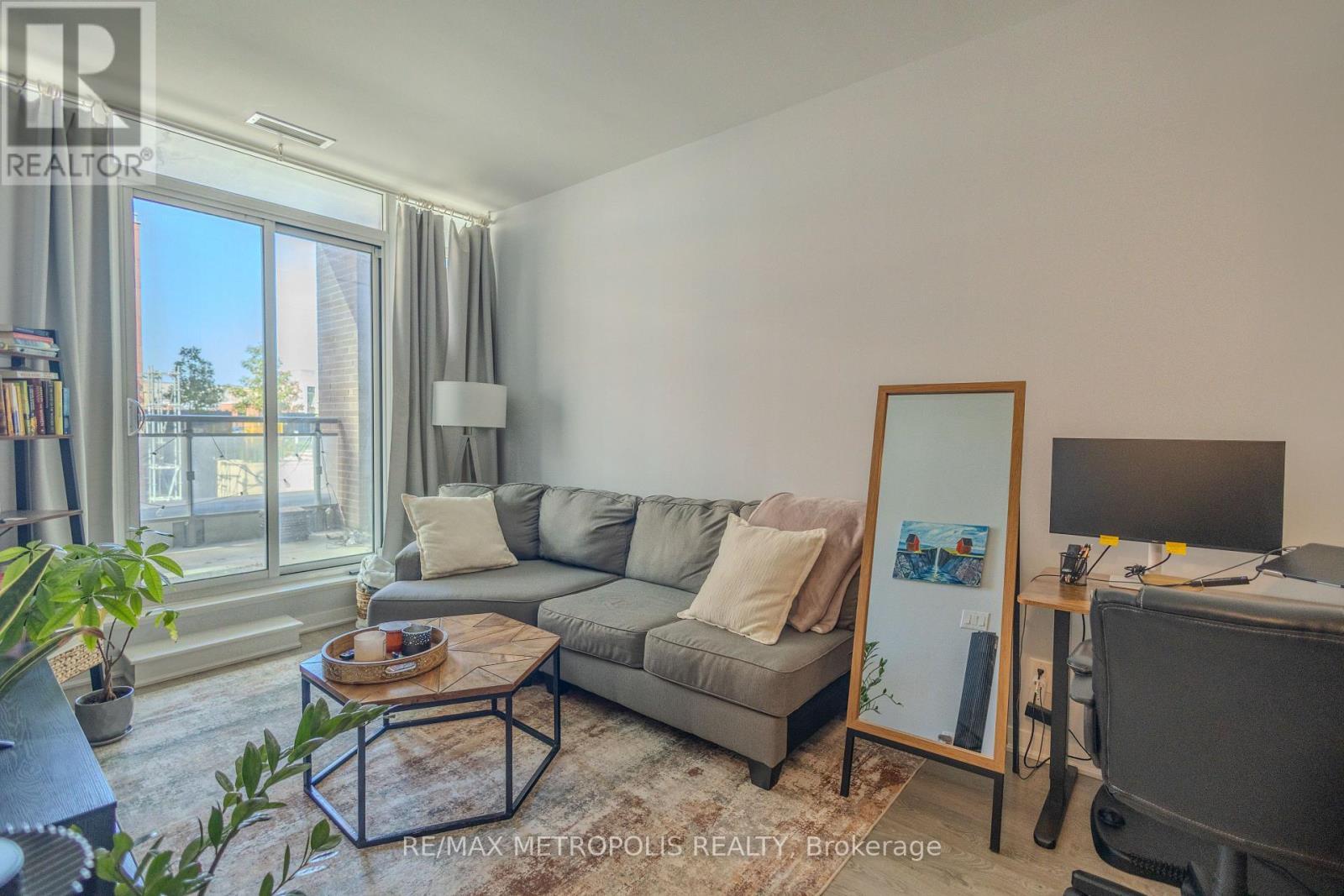 110 - 85 Duke Street, Kitchener, ON - Indoor Photo Showing Living Room