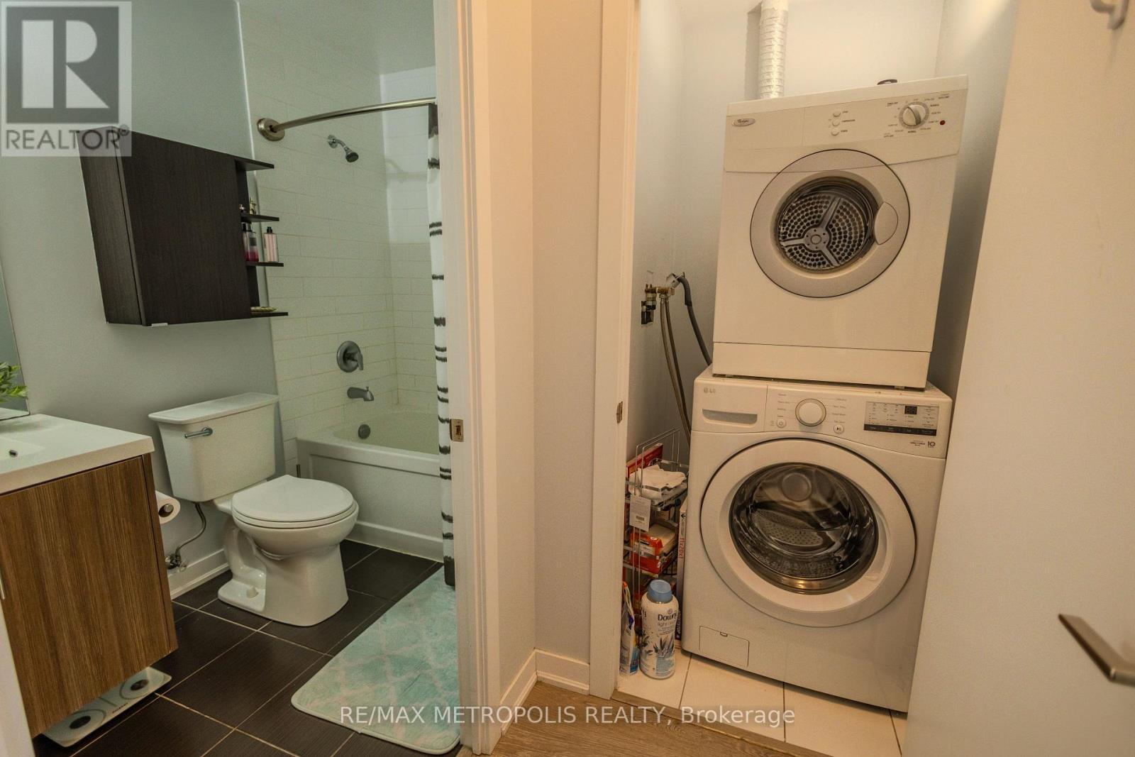 110 - 85 Duke Street, Kitchener, ON - Indoor Photo Showing Laundry Room