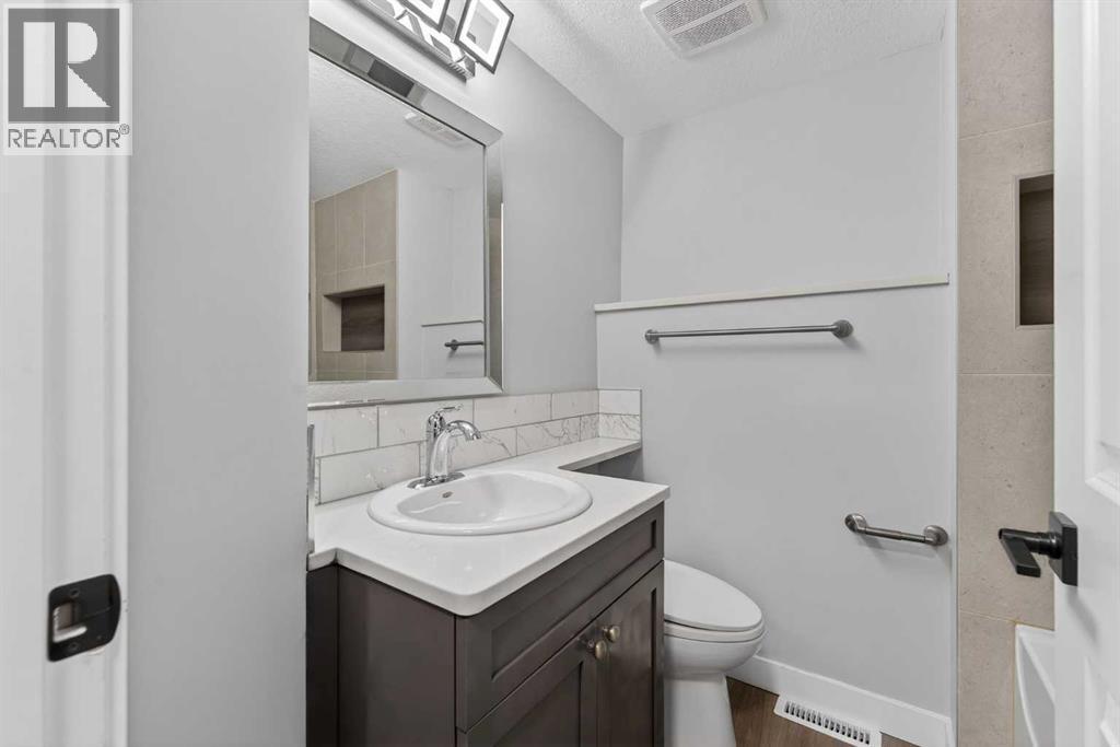 127 Lynnview Way Se, Calgary, AB - Indoor Photo Showing Bathroom