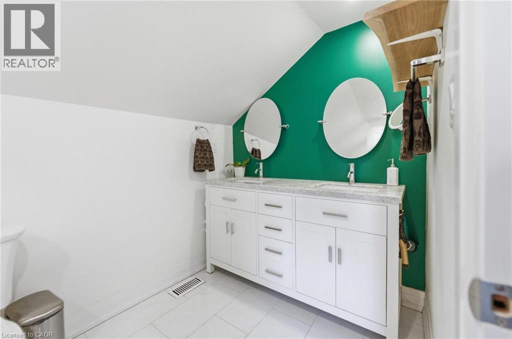 15 Century Street, Hamilton, ON - Indoor Photo Showing Bathroom