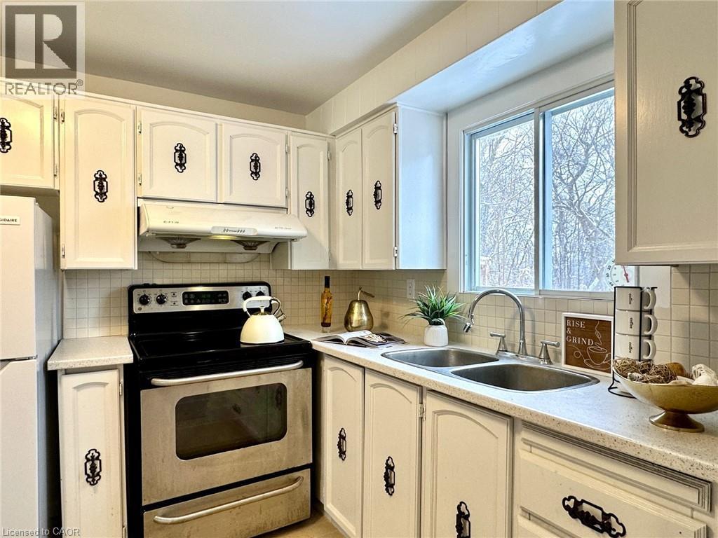 545 Parkview Crescent, Cambridge, ON - Indoor Photo Showing Kitchen With Double Sink