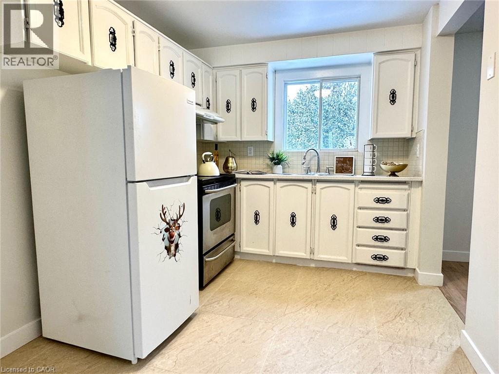 545 Parkview Crescent, Cambridge, ON - Indoor Photo Showing Kitchen