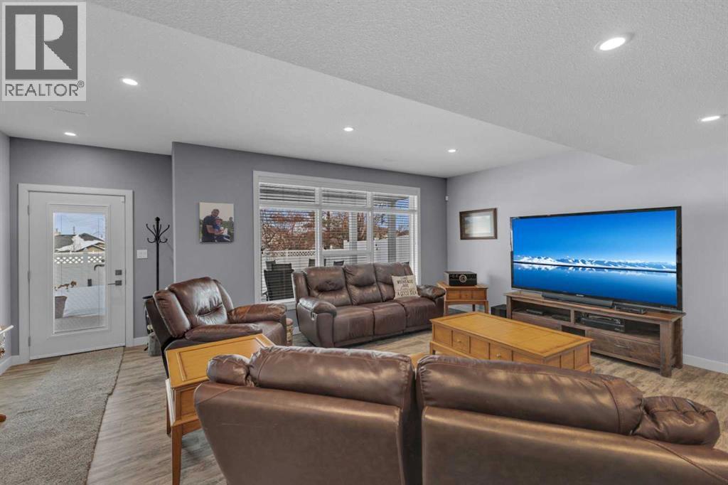 5 Leonard Close, Sylvan Lake, AB - Indoor Photo Showing Living Room