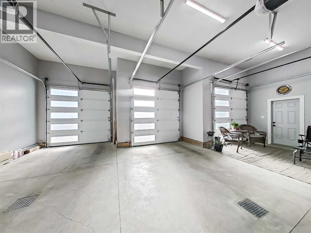 5 Leonard Close, Sylvan Lake, AB - Indoor Photo Showing Garage