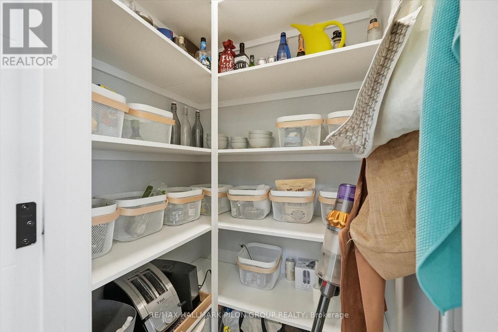 559 Mutual Street, Ottawa, ON - Indoor With Storage