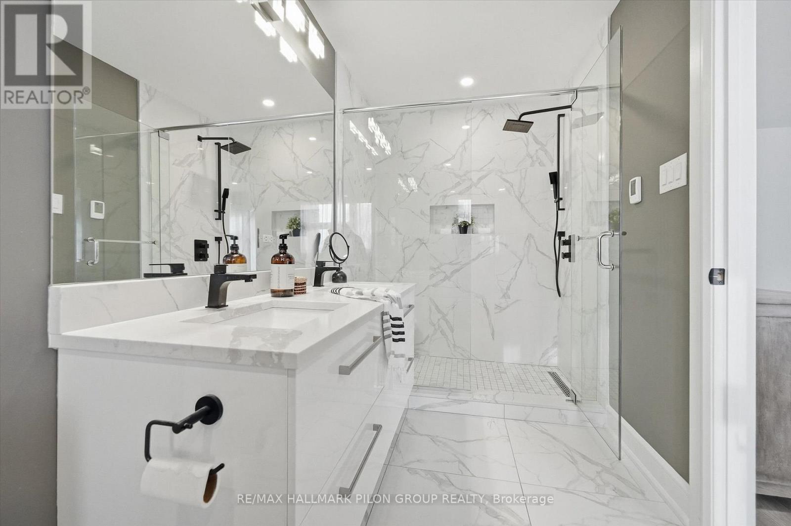 559 Mutual Street, Ottawa, ON - Indoor Photo Showing Bathroom