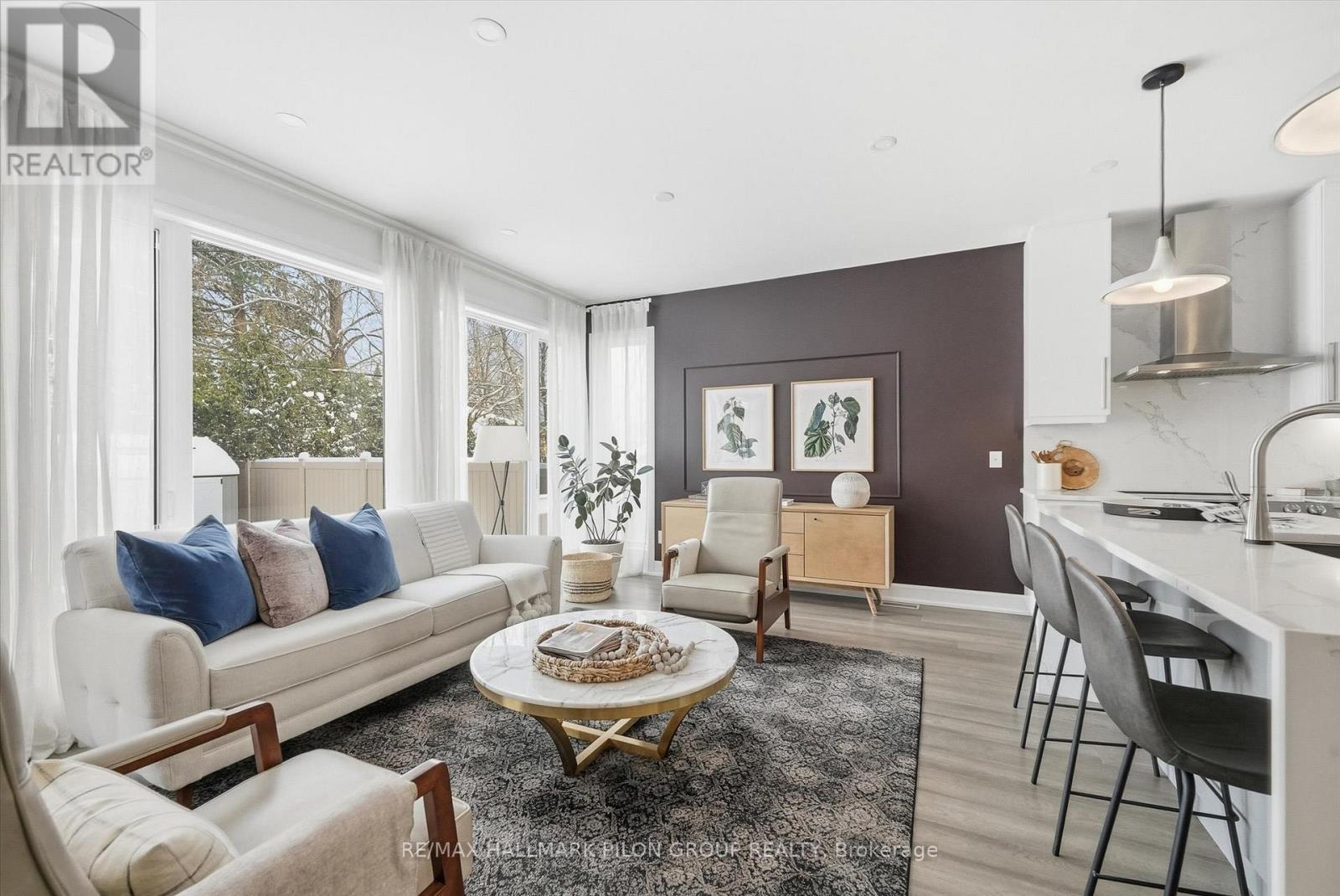 559 Mutual Street, Ottawa, ON - Indoor Photo Showing Living Room