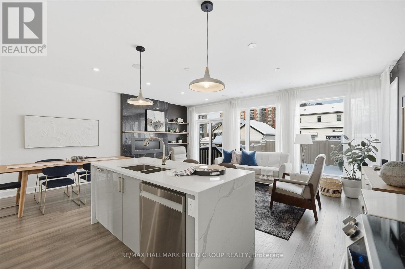 559 Mutual Street, Ottawa, ON - Indoor Photo Showing Kitchen With Double Sink With Upgraded Kitchen