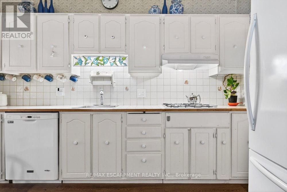 139 Queen Street S, Hamilton, ON - Indoor Photo Showing Kitchen