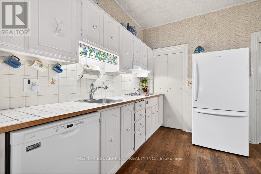 139 Queen Street S, Hamilton, ON - Indoor Photo Showing Kitchen