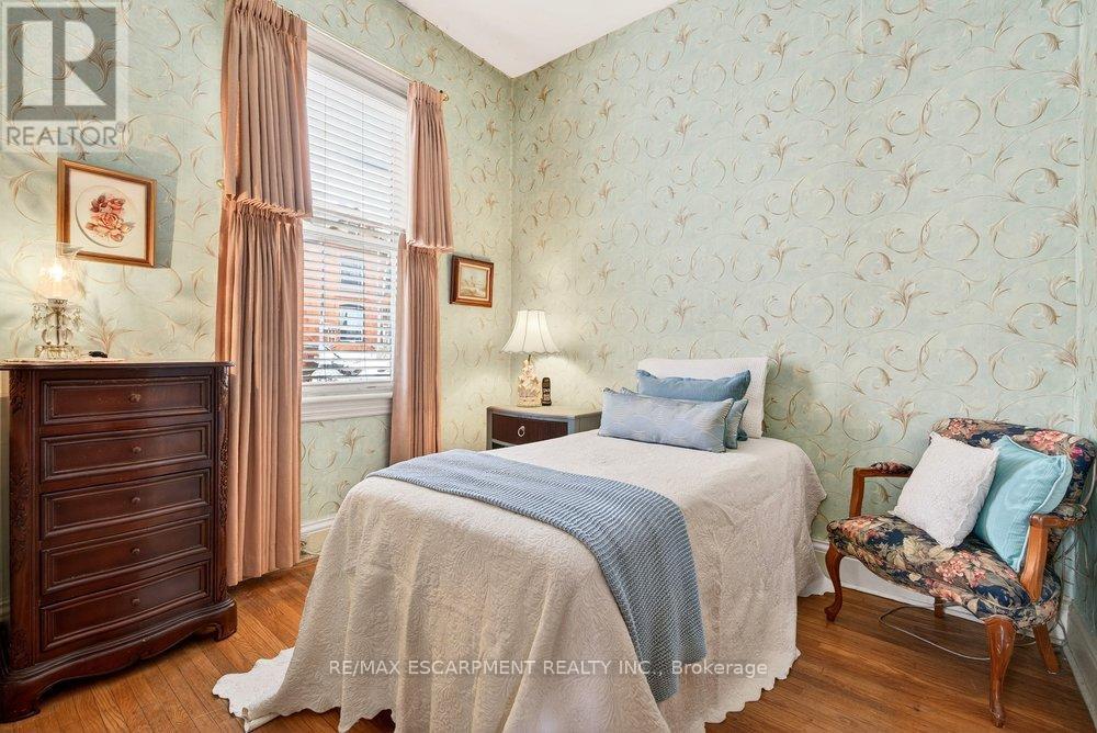 139 Queen Street S, Hamilton, ON - Indoor Photo Showing Bedroom