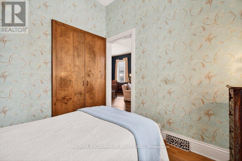 139 Queen Street S, Hamilton, ON - Indoor Photo Showing Bedroom
