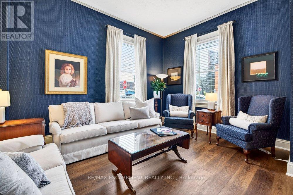 139 Queen Street S, Hamilton, ON - Indoor Photo Showing Living Room