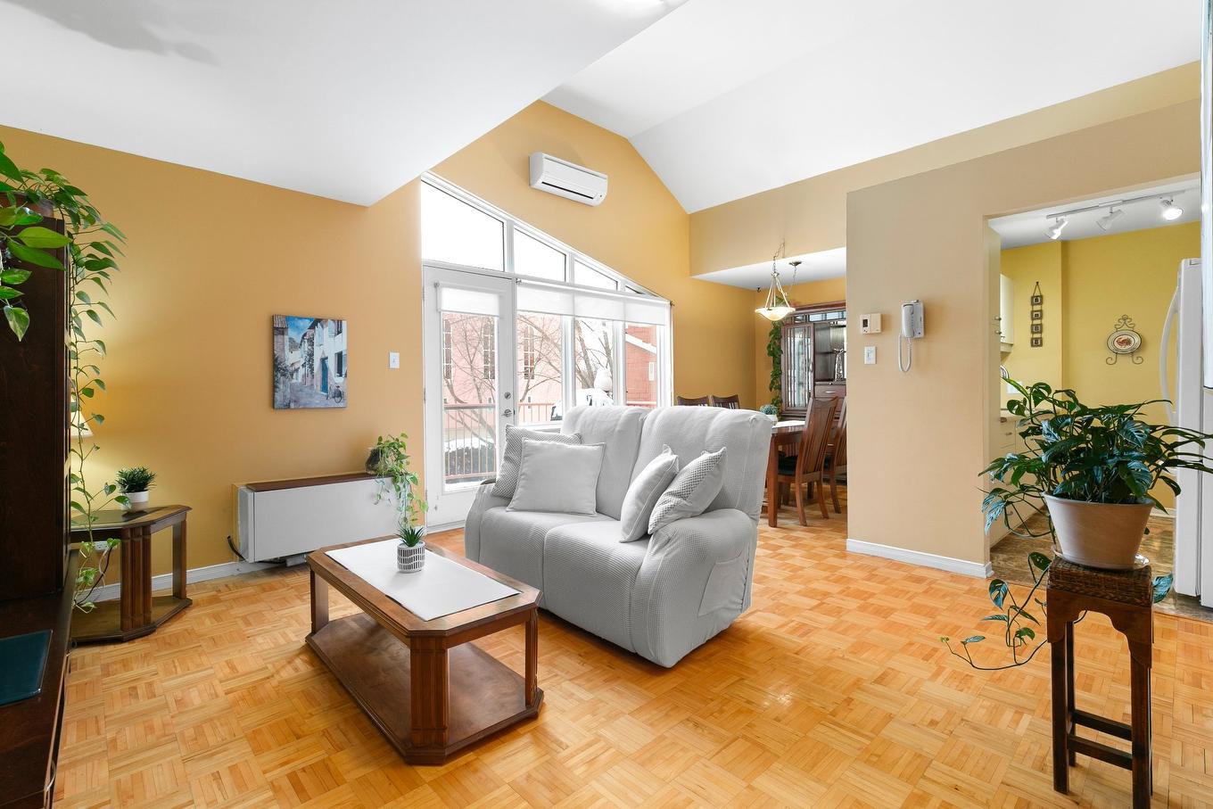 Living room - 8-3280 Rue Esther, Laval (Fabreville), QC - Indoor Photo Showing Living Room