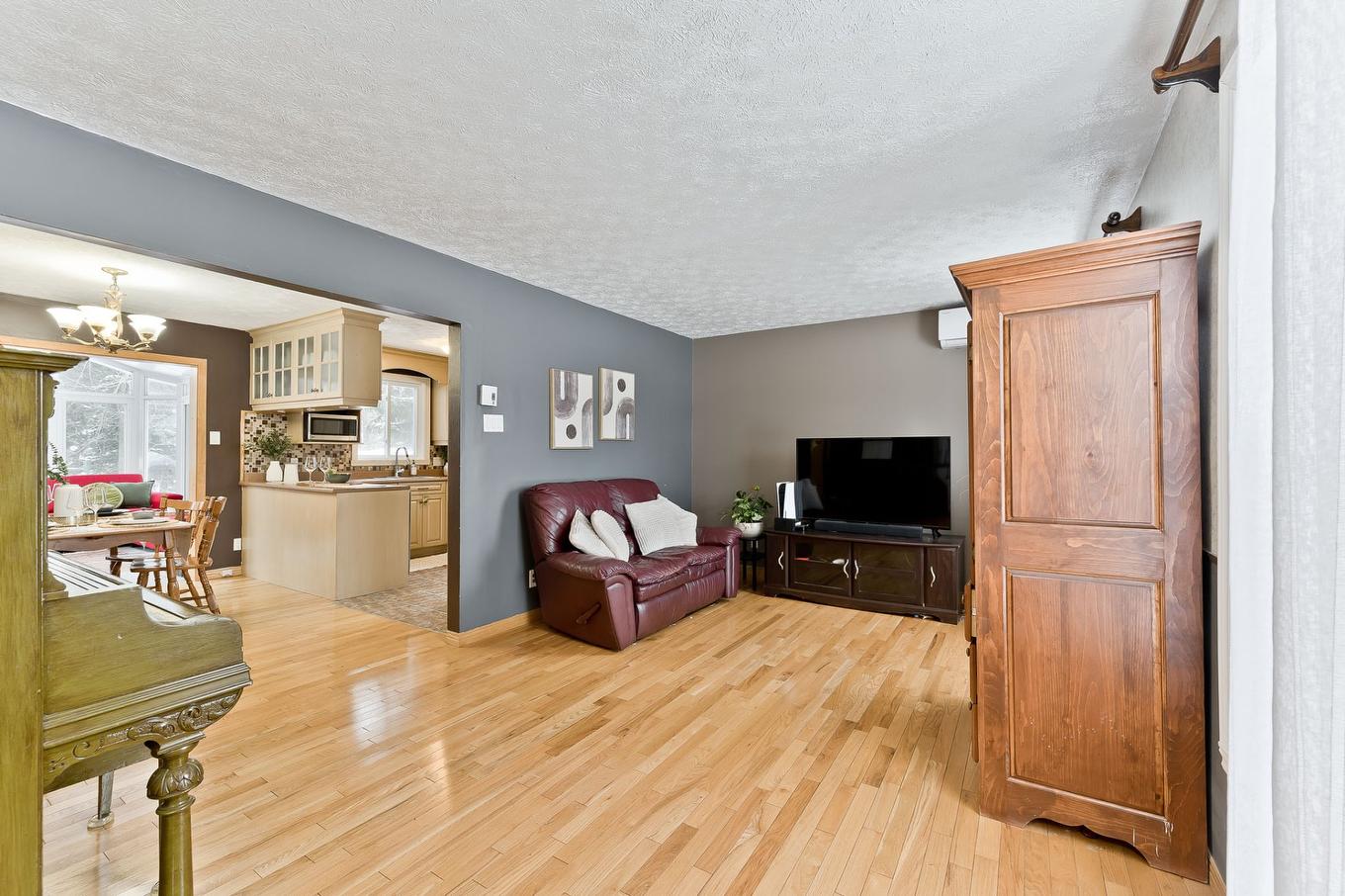 Salon - 2374 Rue Hertel, Sherbrooke (Les Nations), QC - Indoor