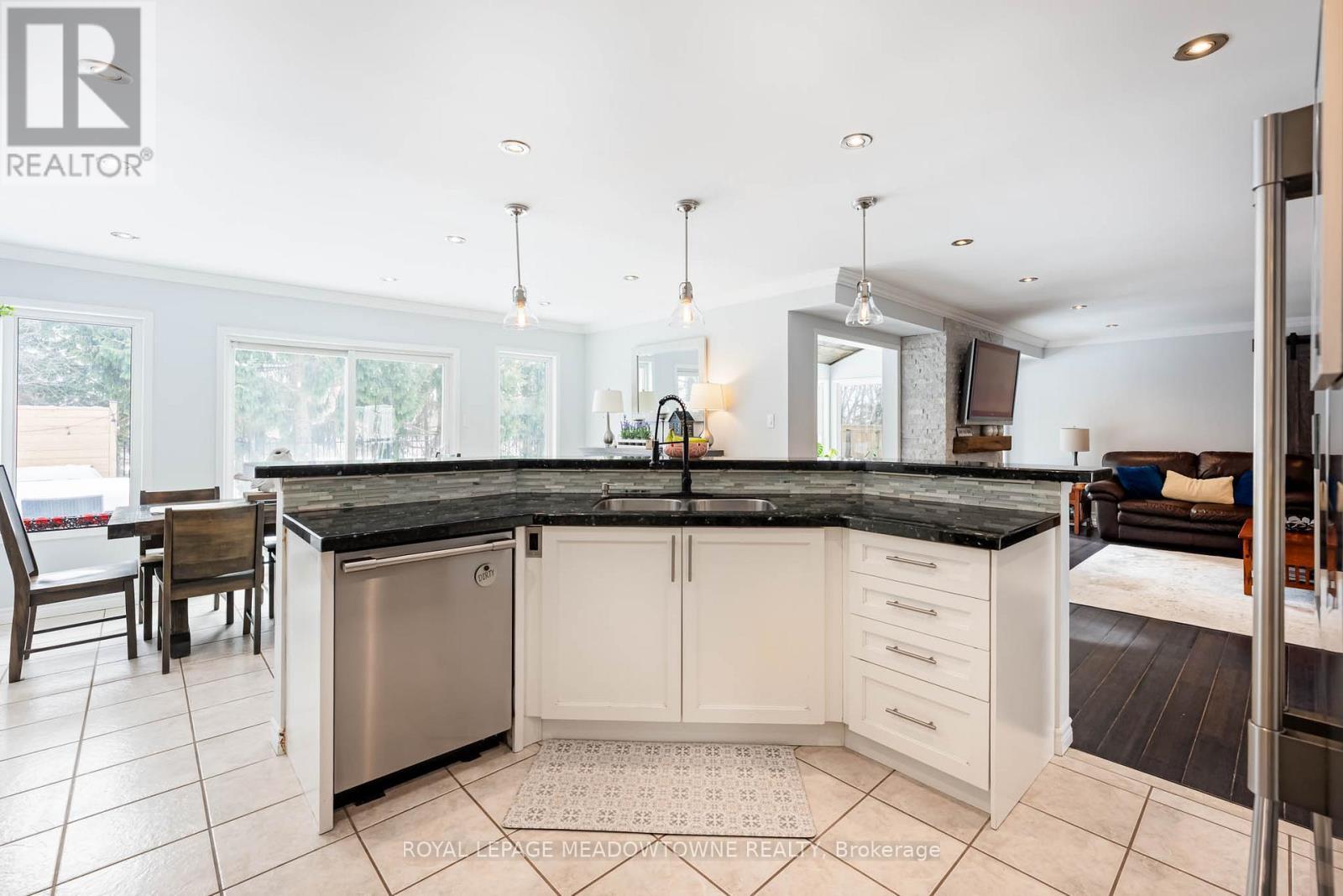 19 Grist Mill Drive, Halton Hills, ON - Indoor Photo Showing Kitchen With Upgraded Kitchen