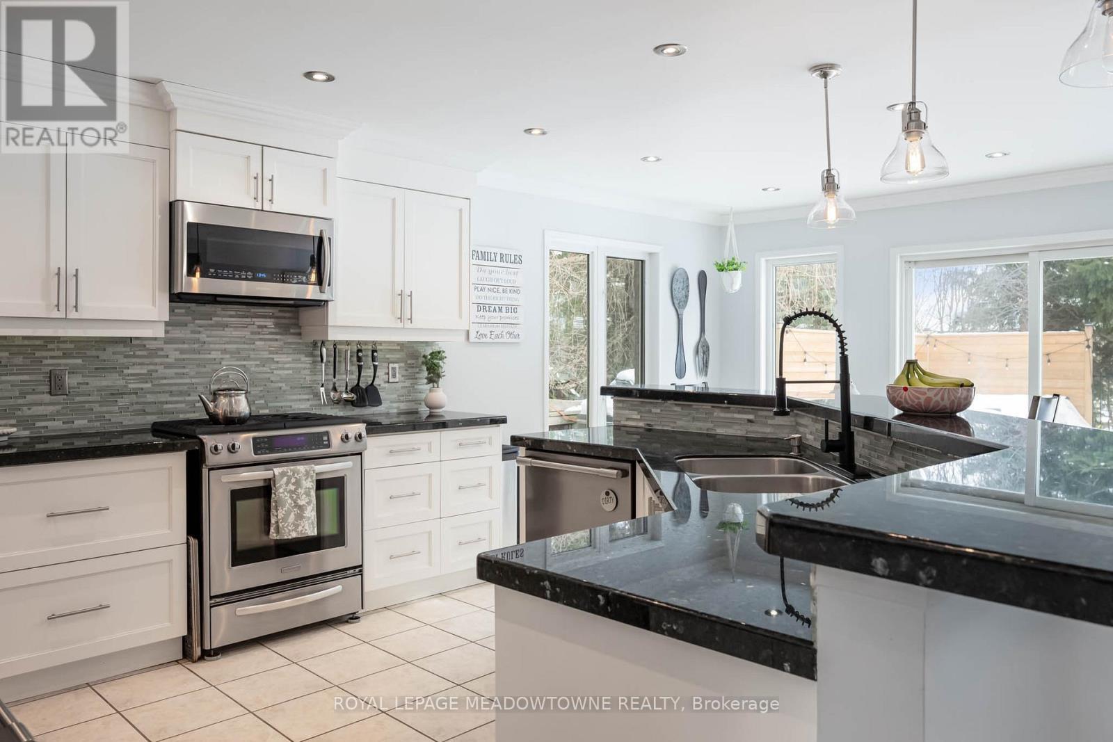 19 Grist Mill Drive, Halton Hills, ON - Indoor Photo Showing Kitchen With Stainless Steel Kitchen With Double Sink With Upgraded Kitchen