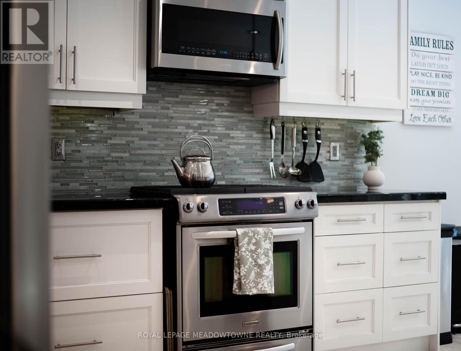 19 Grist Mill Drive, Halton Hills, ON - Indoor Photo Showing Kitchen With Stainless Steel Kitchen With Upgraded Kitchen