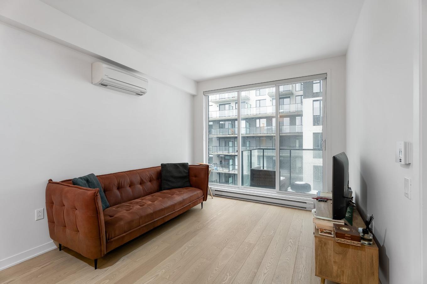 Salon - 801-1485 Rue Des Bassins, Montréal (Le Sud-Ouest), QC - Indoor Photo Showing Other Room