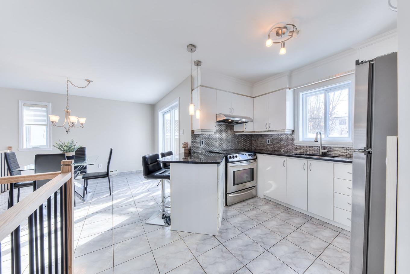 Cuisine - 2600 Rue Camus, Terrebonne (Terrebonne), QC - Indoor Photo Showing Kitchen With Upgraded Kitchen