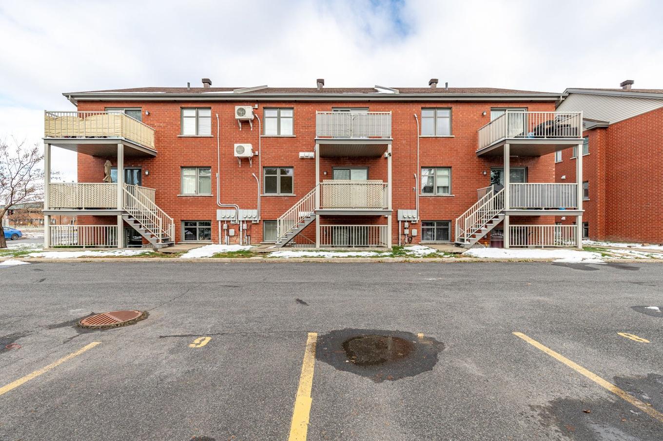 Face arrière - 7511 Boul. Cousineau, Longueuil (Saint-Hubert), QC - Outdoor With Balcony