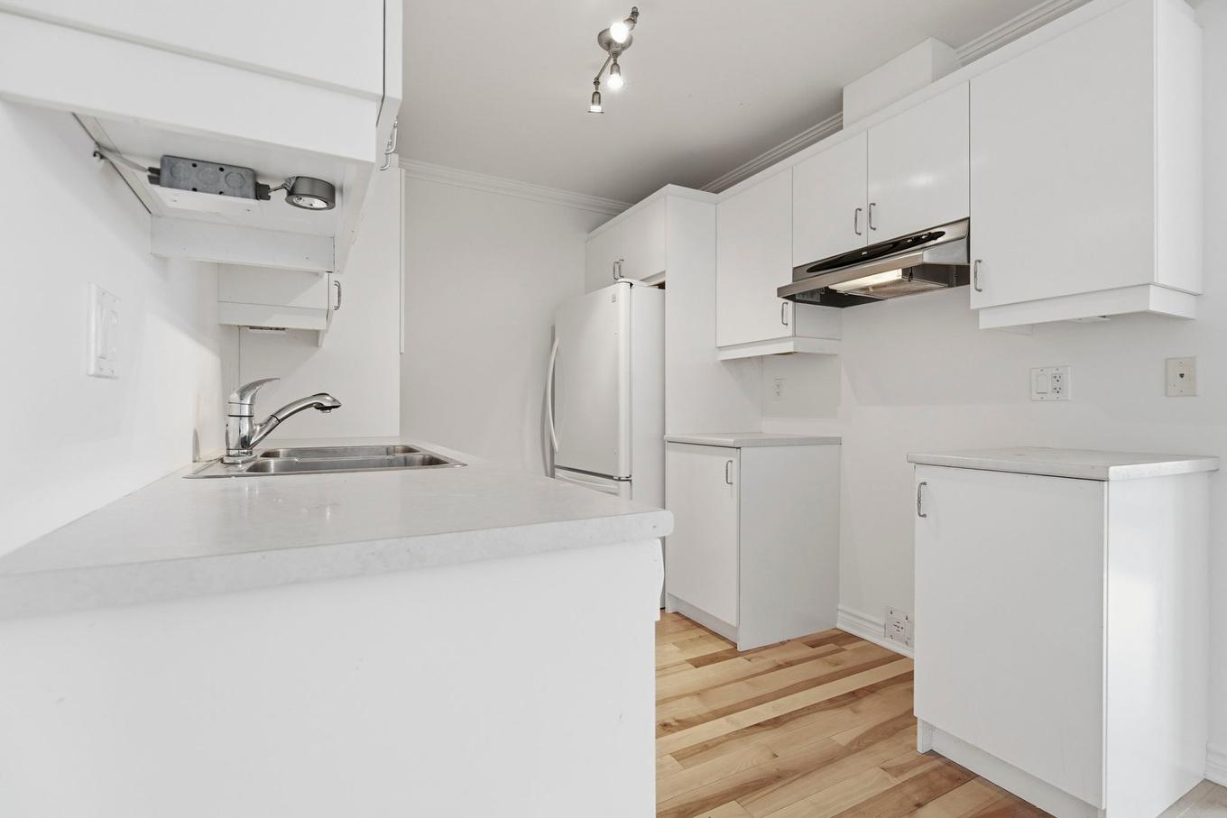 Cuisine - 7511 Boul. Cousineau, Longueuil (Saint-Hubert), QC - Indoor Photo Showing Kitchen With Double Sink