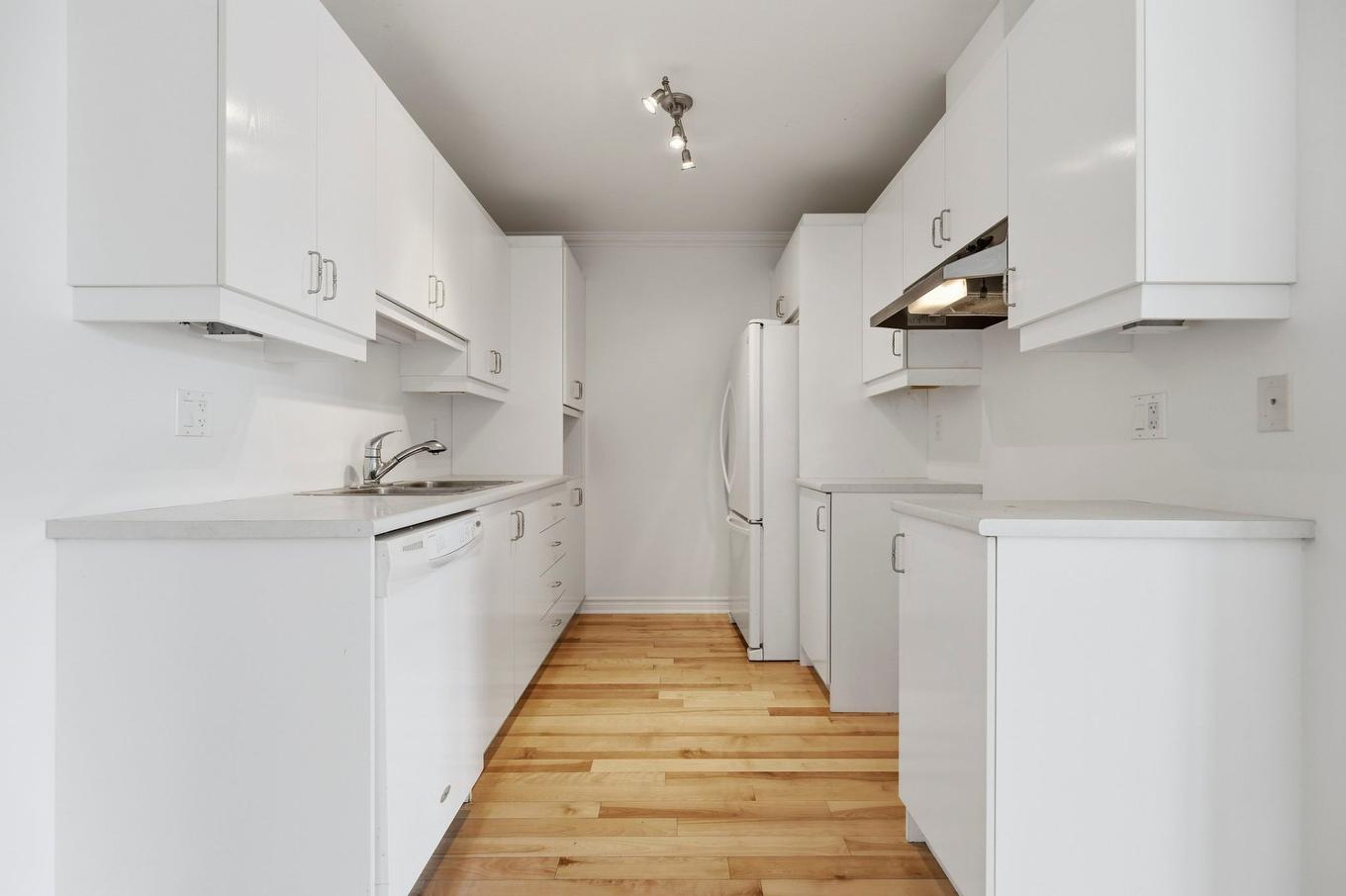 Cuisine - 7511 Boul. Cousineau, Longueuil (Saint-Hubert), QC - Indoor Photo Showing Kitchen With Double Sink