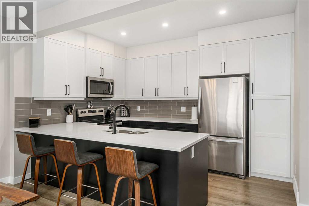 915 Crestridge Common Sw, Calgary, AB - Indoor Photo Showing Kitchen With Double Sink With Upgraded Kitchen