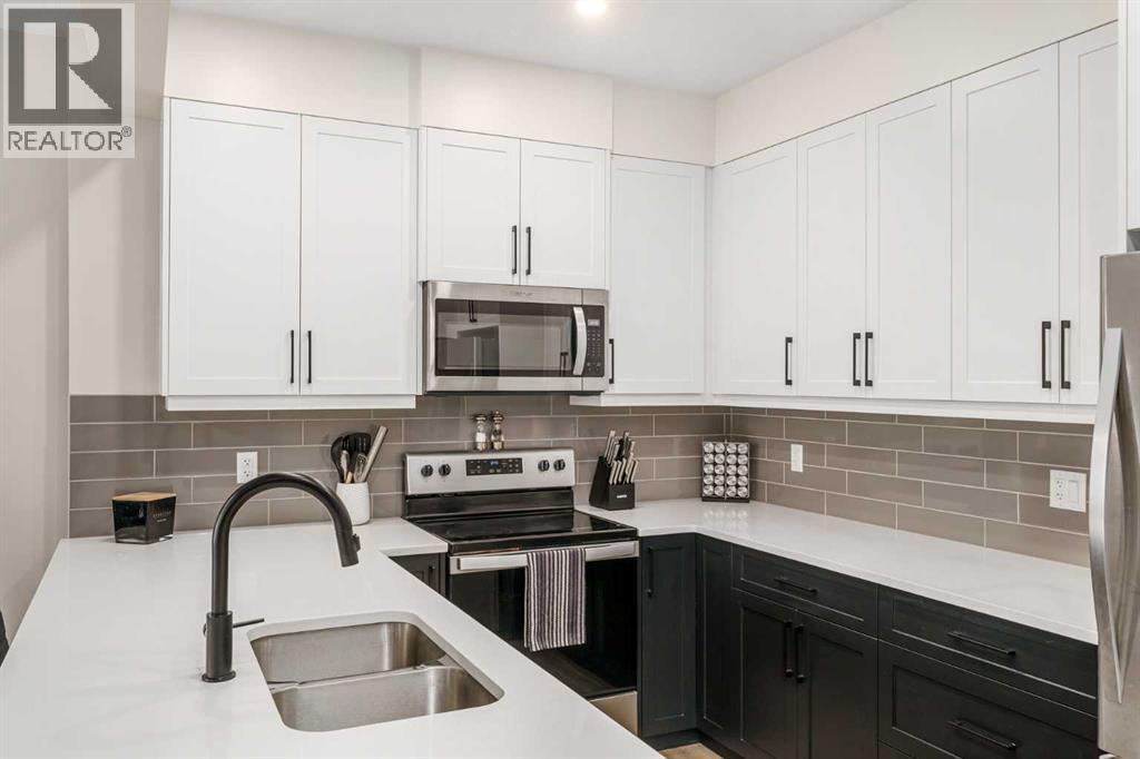 915 Crestridge Common Sw, Calgary, AB - Indoor Photo Showing Kitchen With Double Sink With Upgraded Kitchen