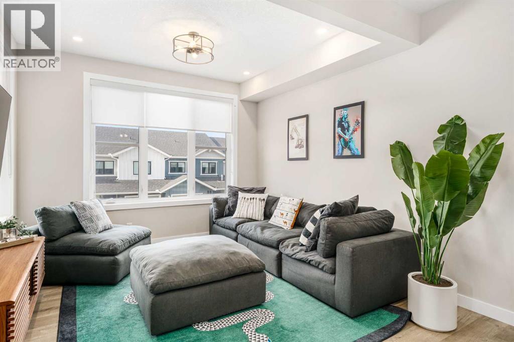 915 Crestridge Common Sw, Calgary, AB - Indoor Photo Showing Living Room