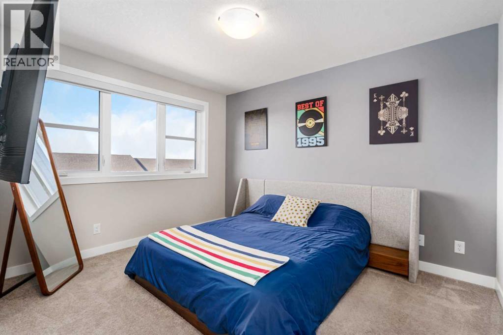 915 Crestridge Common Sw, Calgary, AB - Indoor Photo Showing Bedroom