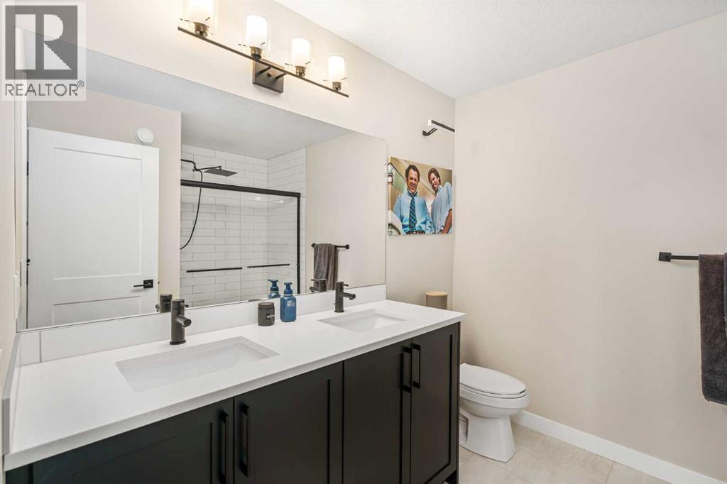 915 Crestridge Common Sw, Calgary, AB - Indoor Photo Showing Bathroom