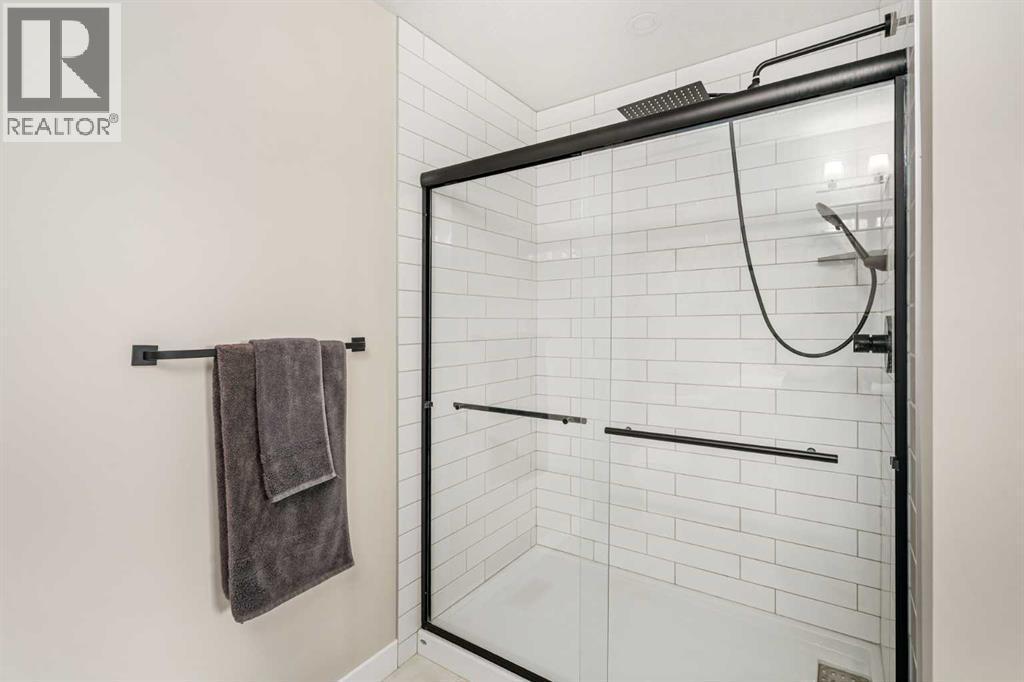 915 Crestridge Common Sw, Calgary, AB - Indoor Photo Showing Bathroom