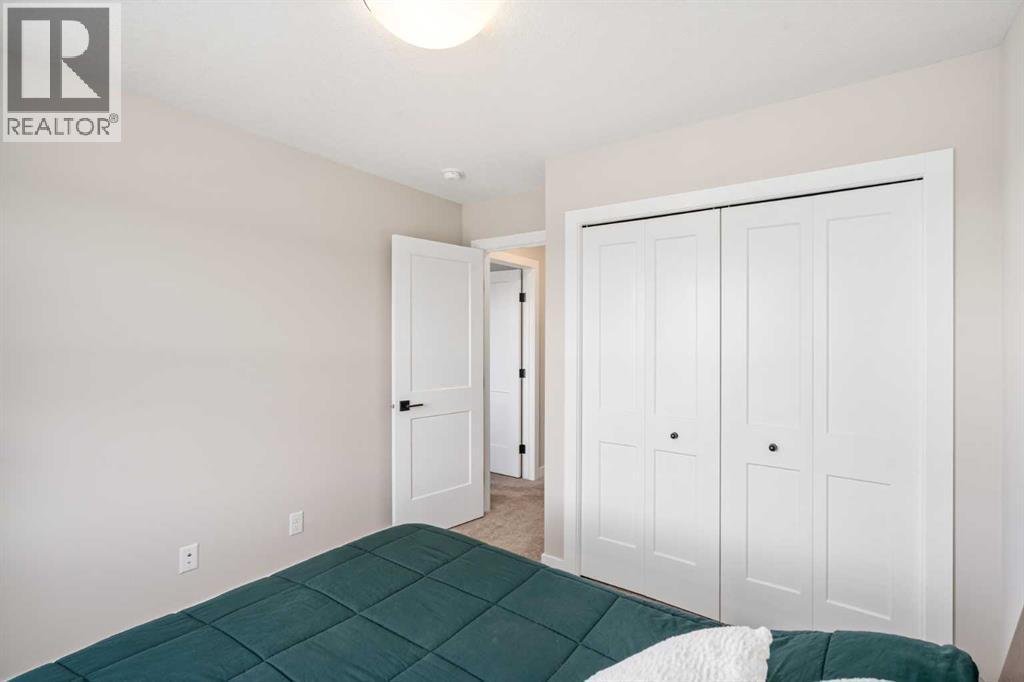 915 Crestridge Common Sw, Calgary, AB - Indoor Photo Showing Bedroom