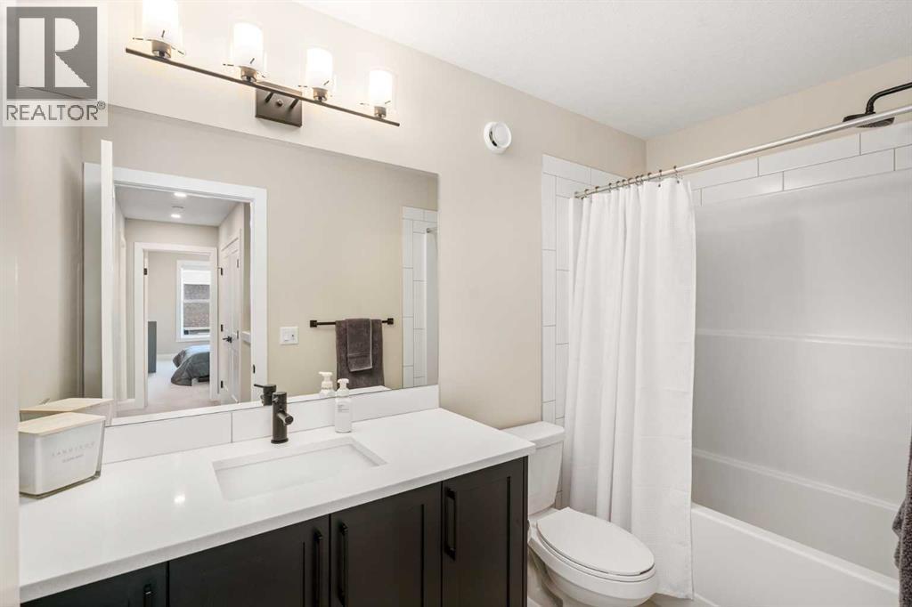915 Crestridge Common Sw, Calgary, AB - Indoor Photo Showing Bathroom