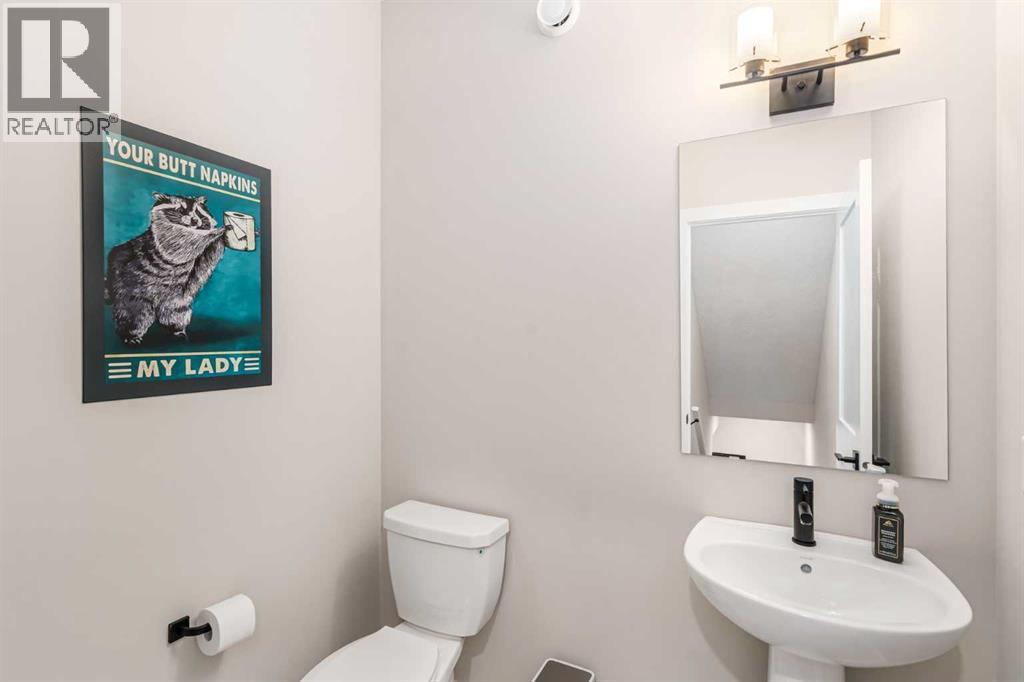 915 Crestridge Common Sw, Calgary, AB - Indoor Photo Showing Bathroom