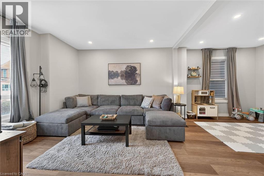 306 Cumberland Avenue, Hamilton, ON - Indoor Photo Showing Living Room