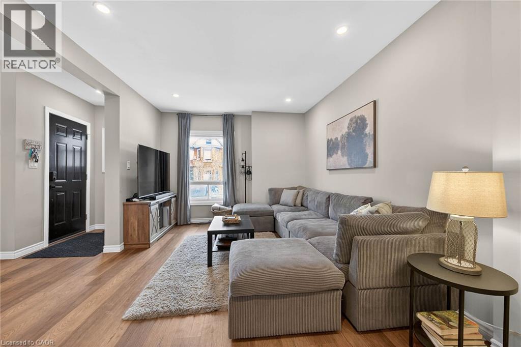 306 Cumberland Avenue, Hamilton, ON - Indoor Photo Showing Living Room