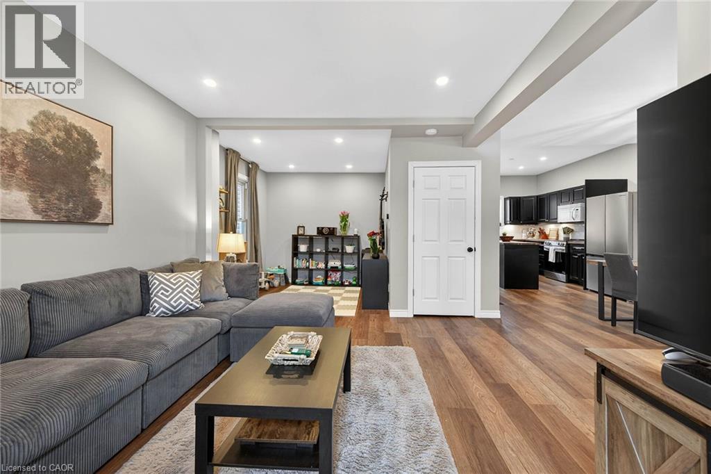 306 Cumberland Avenue, Hamilton, ON - Indoor Photo Showing Living Room