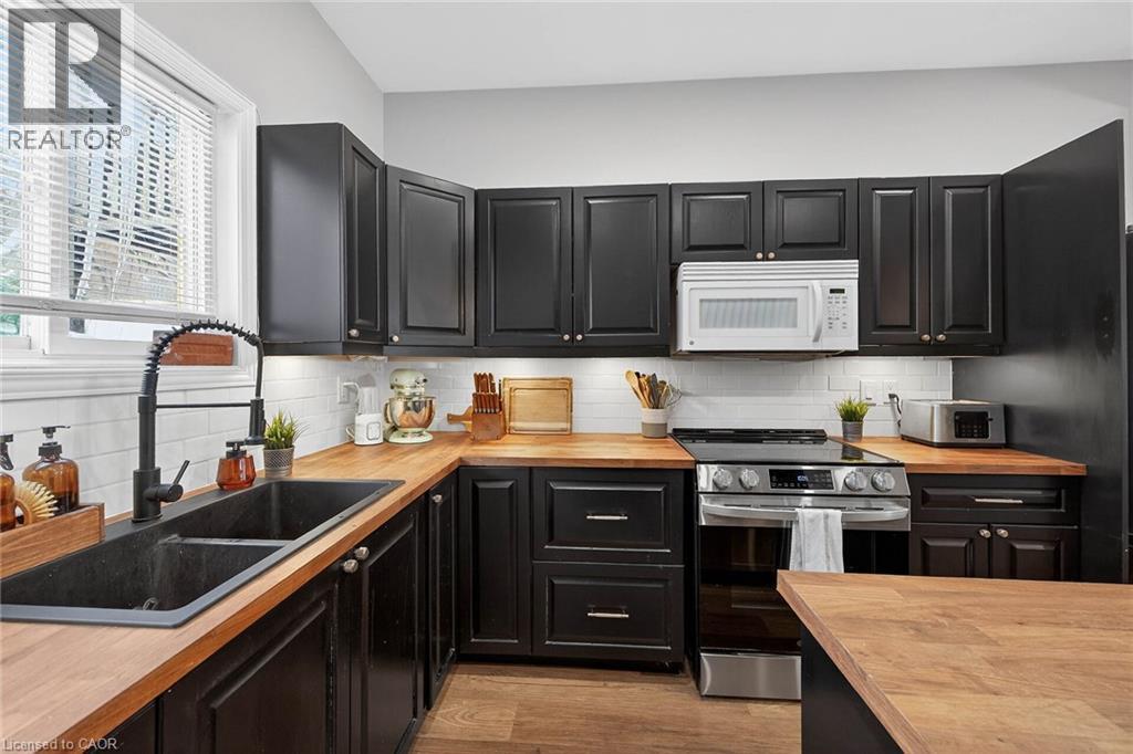 306 Cumberland Avenue, Hamilton, ON - Indoor Photo Showing Kitchen With Double Sink
