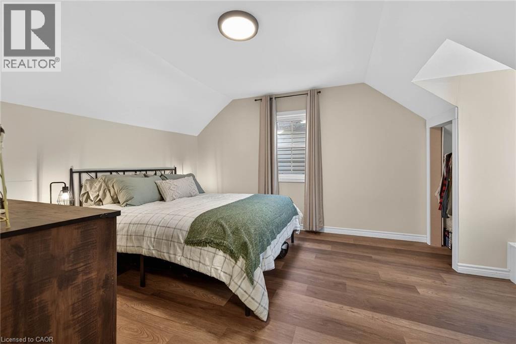 306 Cumberland Avenue, Hamilton, ON - Indoor Photo Showing Bedroom