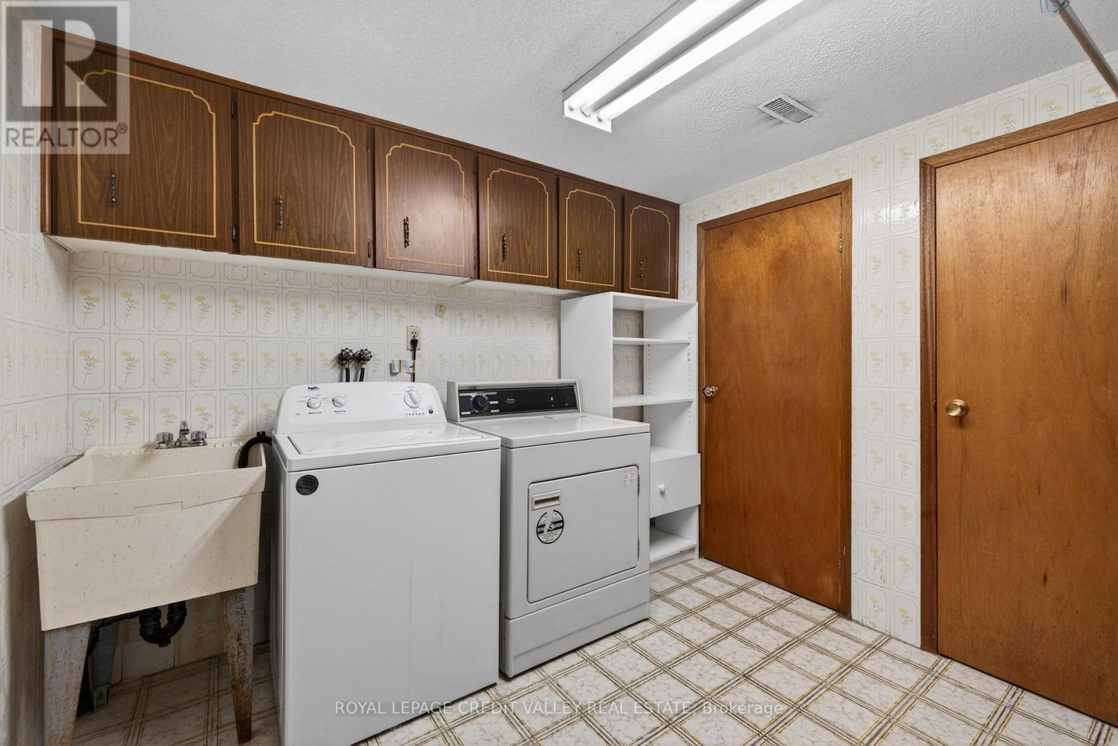 2305 Delkus Crescent, Mississauga, ON - Indoor Photo Showing Laundry Room