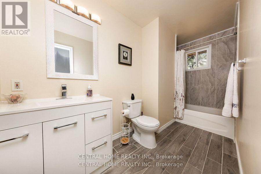 92 Pinemeadow Crescent, Waterloo, ON - Indoor Photo Showing Bathroom