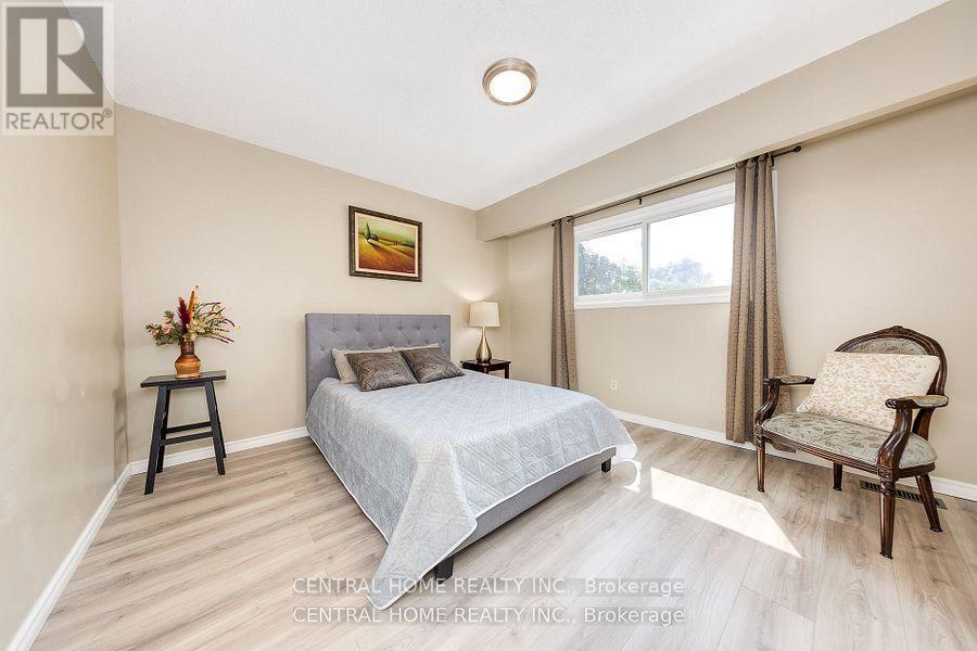 92 Pinemeadow Crescent, Waterloo, ON - Indoor Photo Showing Bedroom