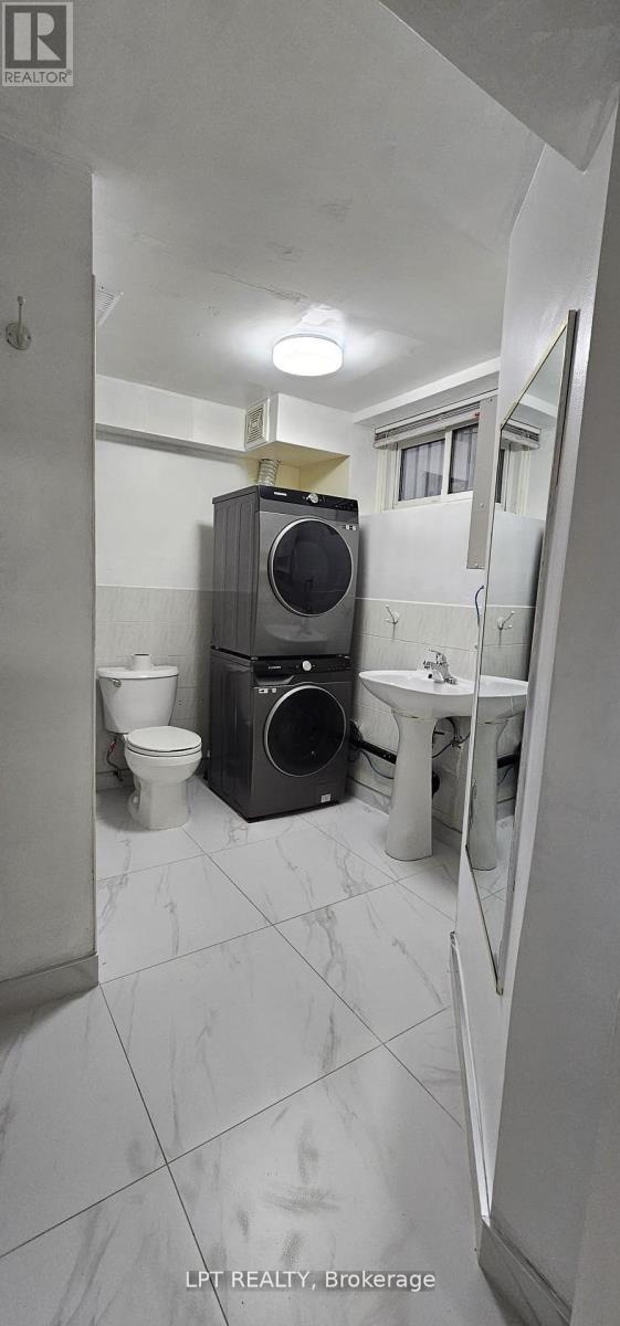 382 Pinemeadow Avenue, Mississauga, ON - Indoor